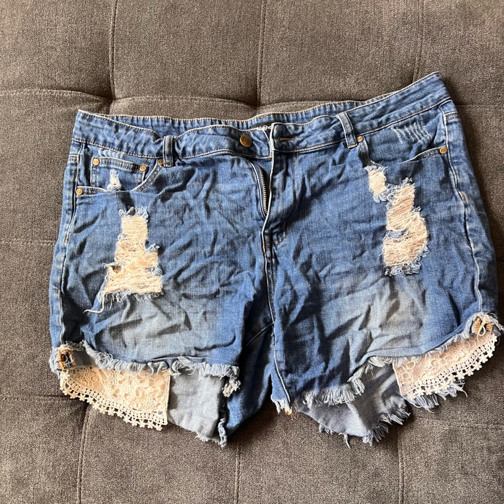 Jean shorts with lace pockets